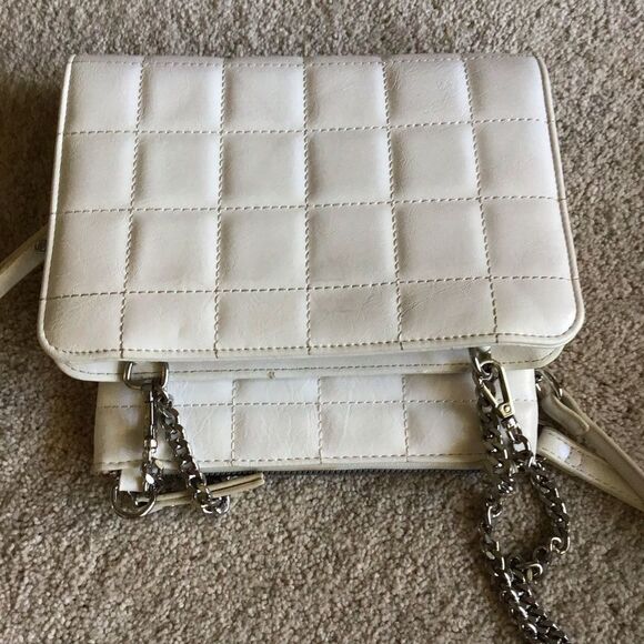 Crossi Double White Quilted Chain Shoulder Bag - Picture 12 of 16
